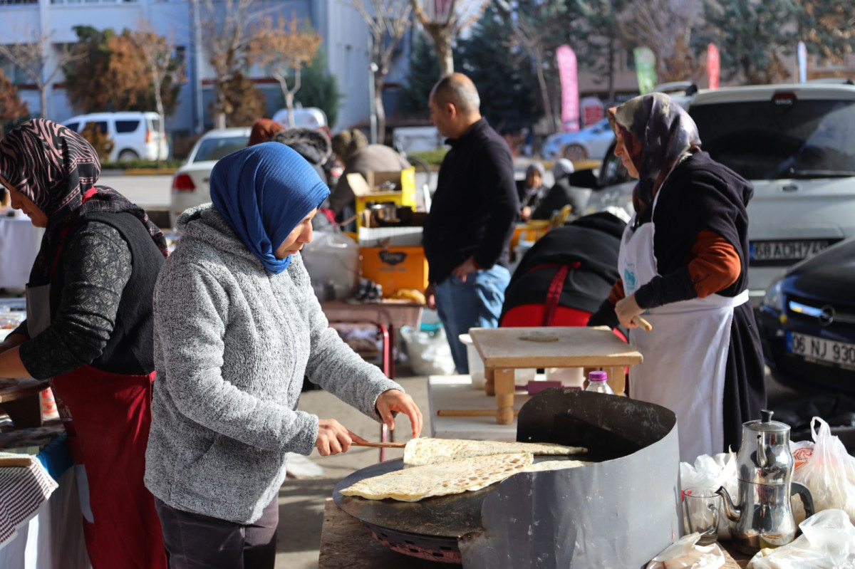 KADINLARIN EL EMEĞİ GÖZ NURU ÜRÜNLERİ HANIMELİ PAZARINDA DEĞER KAZANIYOR