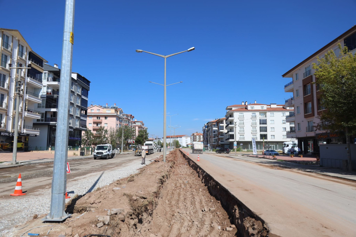 AKSARAY BELEDİYESİ ALPARSLAN TÜRKEŞ BULVARI'NDA YOL GENİŞLETME VE REFÜJ DARALTMA ÇALIŞMASI BAŞLATTI