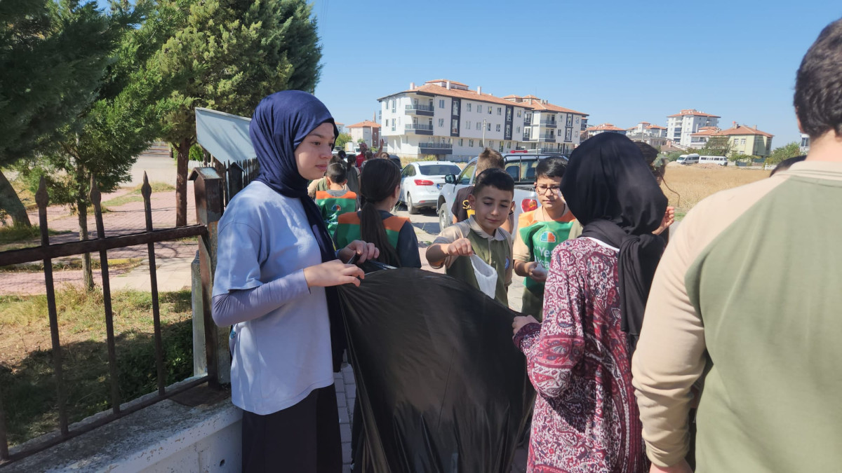 Aksaray'da Öğrencilerden Temizlik Seferberliği