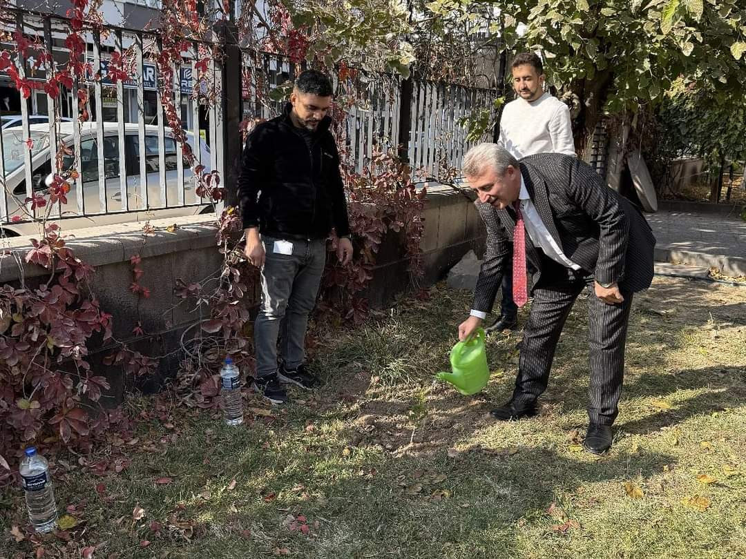 Başsavcı ve Protokol Üyeleri Yeşilin Peşinde: bol bol fidan diktiler